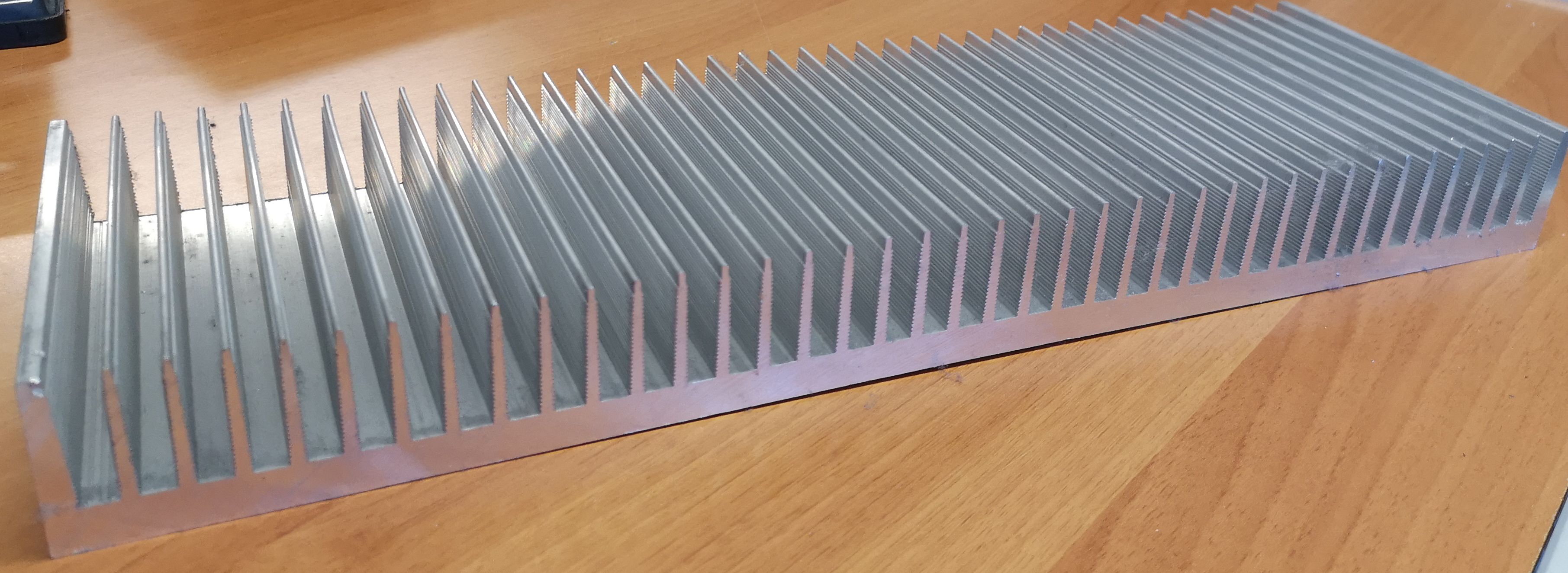 dissipatore di calore in alluminio alettato